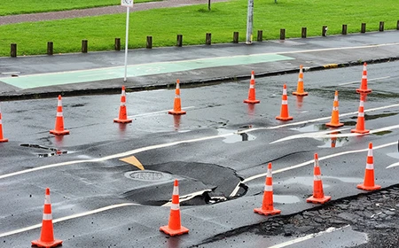 豪雨によって陥没した道路